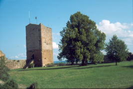 Innenhof mit Wehrturm